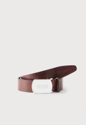 Curea maro din piele răsucită, cu o cataramă dreptunghiulară argintie gravată cu inscripția „Dsquared2 Made in Italy”.