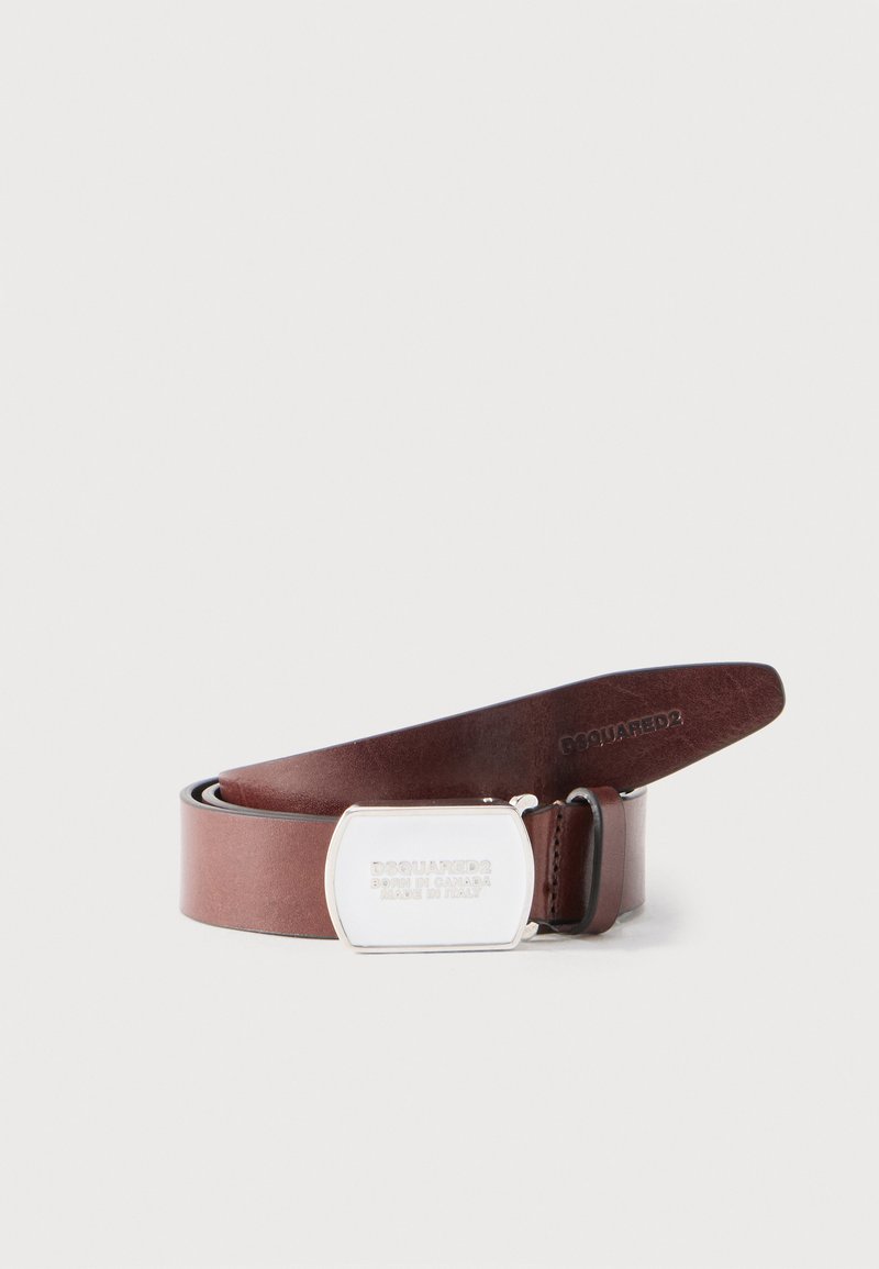 Καφέ δερμάτινη ζώνη τυλιγμένη με ορθογώνια ασημένια πόρπη χαραγμένη με το "Dsquared2 Made in Italy."
