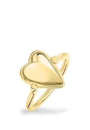 Goldring mit einem hohlen, herzförmigen Mittelstück und abgerundeten Akzenten auf beiden Seiten, polierte Oberfläche, auf weißem Hintergrund präsentiert.