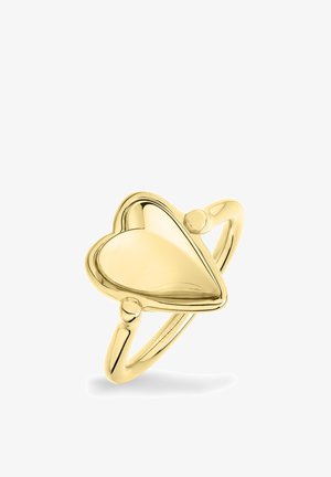Goldring mit einem hohlen, herzförmigen Mittelstück und abgerundeten Akzenten auf beiden Seiten, polierte Oberfläche, auf weißem Hintergrund präsentiert.