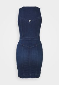 Jeansklänning i mörkblått med en figurnära design, med en v-formad ryggsöm och subtila sömnadsdetaljer. Ingen ärm, knälängd.