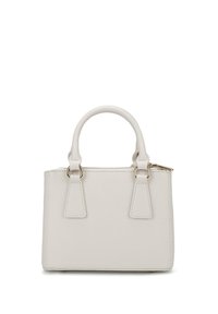 Klein, gestructureerd handtasje van lichtbeige synthetisch materiaal met twee korte handvatten, gouden hardware en een ritsluiting.