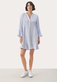 Rochie din in de culoare bleu deschis, cu mâneci înclinate de trei sferturi, placket cu nasturi și tiv fronsat, având pliseuri verticale pe panourile din față.