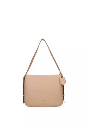 Borsa a tracolla in pelle beige con una singola tracolla, forma rettangolare e una piccola targhetta decorativa appesa sul lato destro.