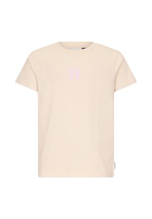 Schlichtes beige T-Shirt mit kurzen Ärmeln, einem kleinen, hellrosa Logo mittig auf der Brust und einem weißen Markenschild an der unteren Seitennaht.
