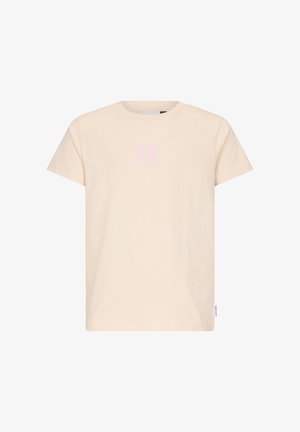 Maglietta beige chiara a maniche corte con un piccolo logo rosa chiaro al centro del petto e un'etichetta del marchio bianca sulla cucitura laterale inferiore.