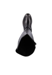 Botte en cuir noir à hauteur de genou avec une finition lisse, bout arrondi, doublure intérieure et fermeture éclair sur le côté.