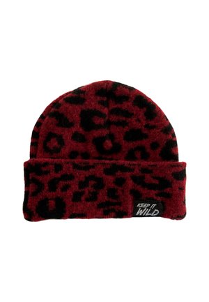 Gorro de punto con estampado de leopardo rojo y negro, con un dobladillo y un parche que dice "MANTENLO SALVAJE" en blanco. Tejido suave y texturizado.