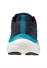 Baskets de course noires avec un dessus en maille texturée, des accents teal, une semelle blanche rembourrée et deux rayures teal à l'arrière.