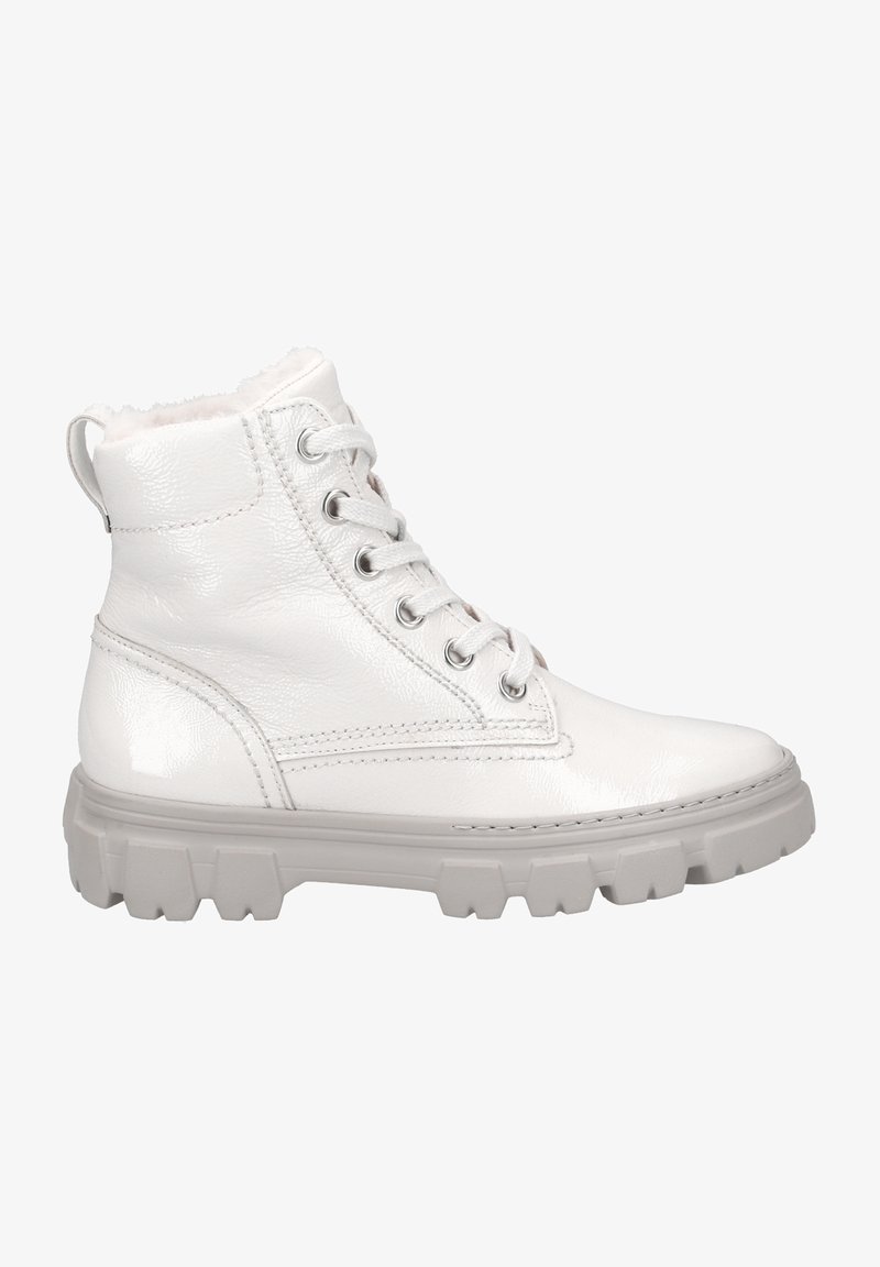 Botas blancas hasta el tobillo hechas de material sintético brillante, con diseño de cordones, cuello acolchado y suela de goma gruesa en color gris.