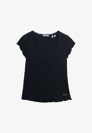 Camiseta negra de manga corta con escote cuadrado, borde de encaje y acentos con volantes. Presenta un borde inferior con forma de ondas y detalle del logo en dorado.