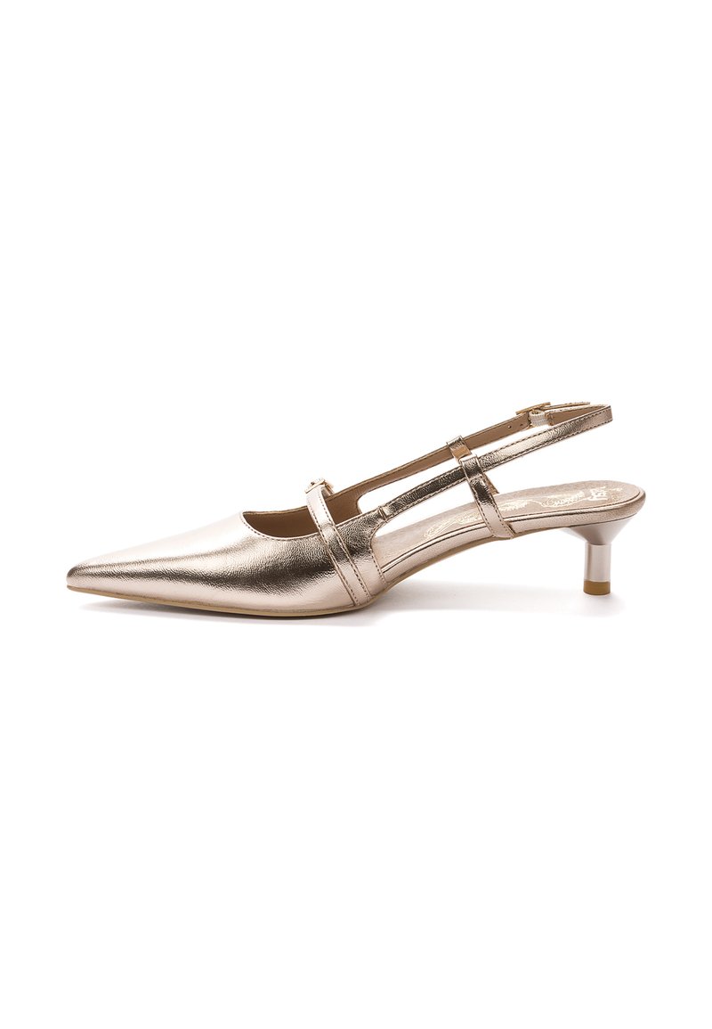 Metalne zlatne cipele na petu sa špicastim nosom, niskom petom i dekorativnim trakama. Glatka tekstura s elegantnim dizajnom.