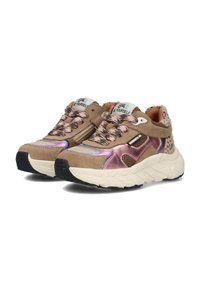Sneaker beige con materiali misti tra cui suede, accenti metallici e mesh. Suola bianca spessa con dettagli a pattern e lacci decorativi.