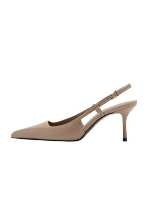 Zapato de tacón alto tipo slingback de punta beige con tacón stiletto delgado de altura media y hebilla ajustable en la correa del tobillo.