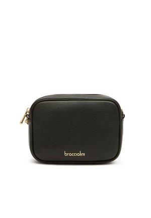 Zwarte korrelige leren rechthoekige crossbodytas met een gouden ritssluiting en het merklogo "braccialini" in goud middenvoor.
