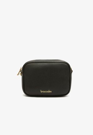 Zwarte korrelige leren rechthoekige crossbodytas met een gouden ritssluiting en het merklogo "braccialini" in goud middenvoor.