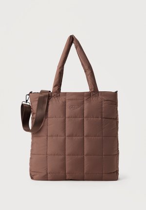 Braune gesteppte Tragetasche mit zwei gepolsterten Griffen und einem abnehmbaren Schultergurt vor einem einfarbigen Hintergrund.