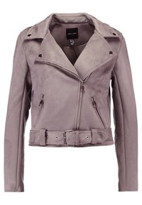 Giubbotto da motociclista in finta pelle scamosciata grigio chiaro. Presenta chiusura con zip, vita con cintura e due tasche laterali con zip. Ha colletto a punta e maniche lunghe.