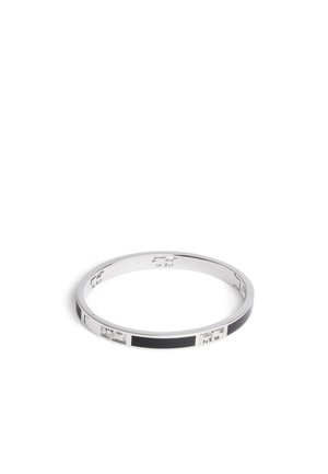 Pulsera de plata con acentos rectangulares de esmalte negro y engastes de piedras preciosas transparentes. Acabado suave y forma circular.