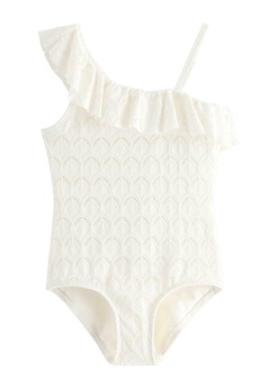 Hvid badedragt i ét stykke med tekstureret muslingemønster, der har et flæseærme, der går over den ene skulder, og en tynd strop på den modsatte side.