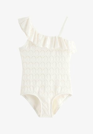 Hvid badedragt i ét stykke med tekstureret muslingemønster, der har et flæseærme, der går over den ene skulder, og en tynd strop på den modsatte side.