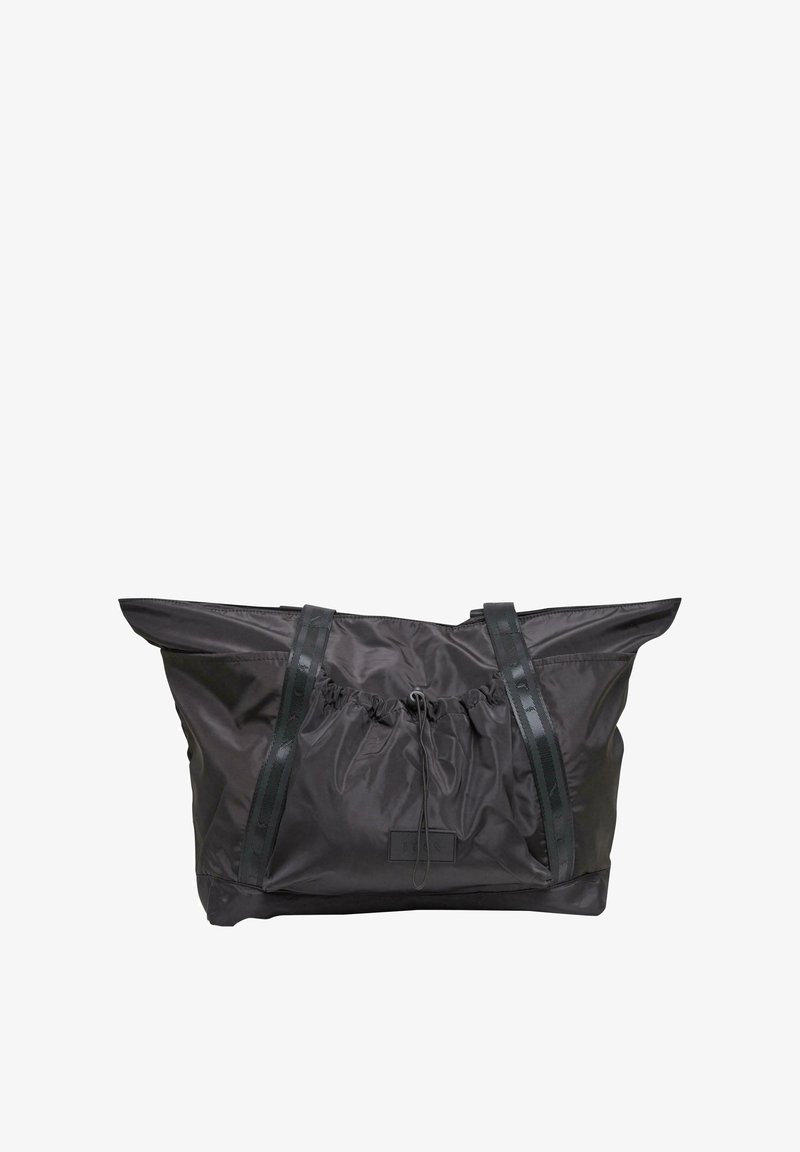 Borsa tote nera in nylon con cima arricciata, cordino regolabile e manici robusti. Presenta una texture liscia e un dettaglio hardware rettangolare.