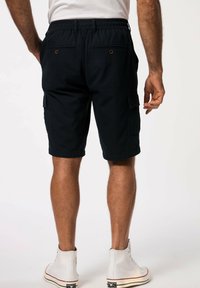 Bermuda cargo blu navy con vita elasticizzata, dotata di due tasche posteriori e una tasca laterale. Realizzata in un tessuto leggero con una texture liscia.