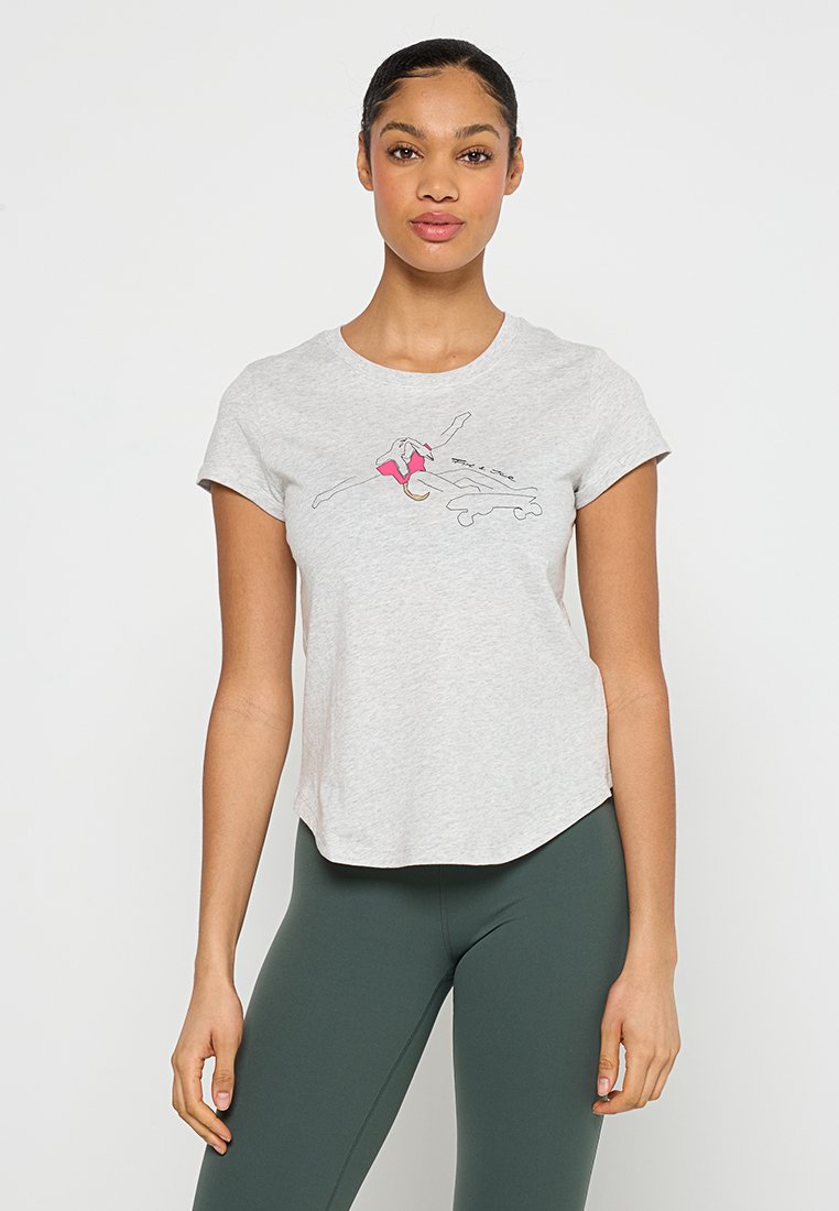 Graues kurzärmeliges T-Shirt aus weichem Stoff, mit einem verspielten Grafikdesign eines Hundes auf einem Skateboard mit pinken Akzenten. Rundes Saumdesign.