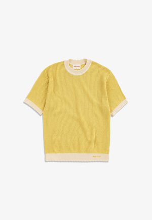 Pull jaune côtelé à manches courtes avec bordures blanches sur les poignets, le col et l'ourlet, avec un petit nom de marque brodé près de l'ourlet inférieur.