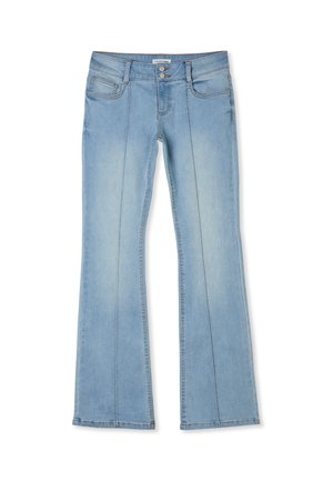 Jasnoniebieskie dżinsy z denimu z rozszerzanymi nogawkami, dwoma przednimi kieszeniami, podwójnym zapięciem na guziki oraz widocznymi detalami szwów na białym tle.