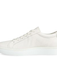 Sneaker bianco in pelle con finitura testurizzata, punta rotonda e suola piatta in gomma bianca. Presenta sei occhielli e lacci bianchi abbinati.