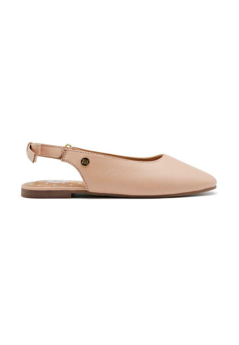 Zapato plano tipo slingback en piel beige clara, diseño de punta afilada, estilo minimalista, con suela plana y acento de hardware dorado.