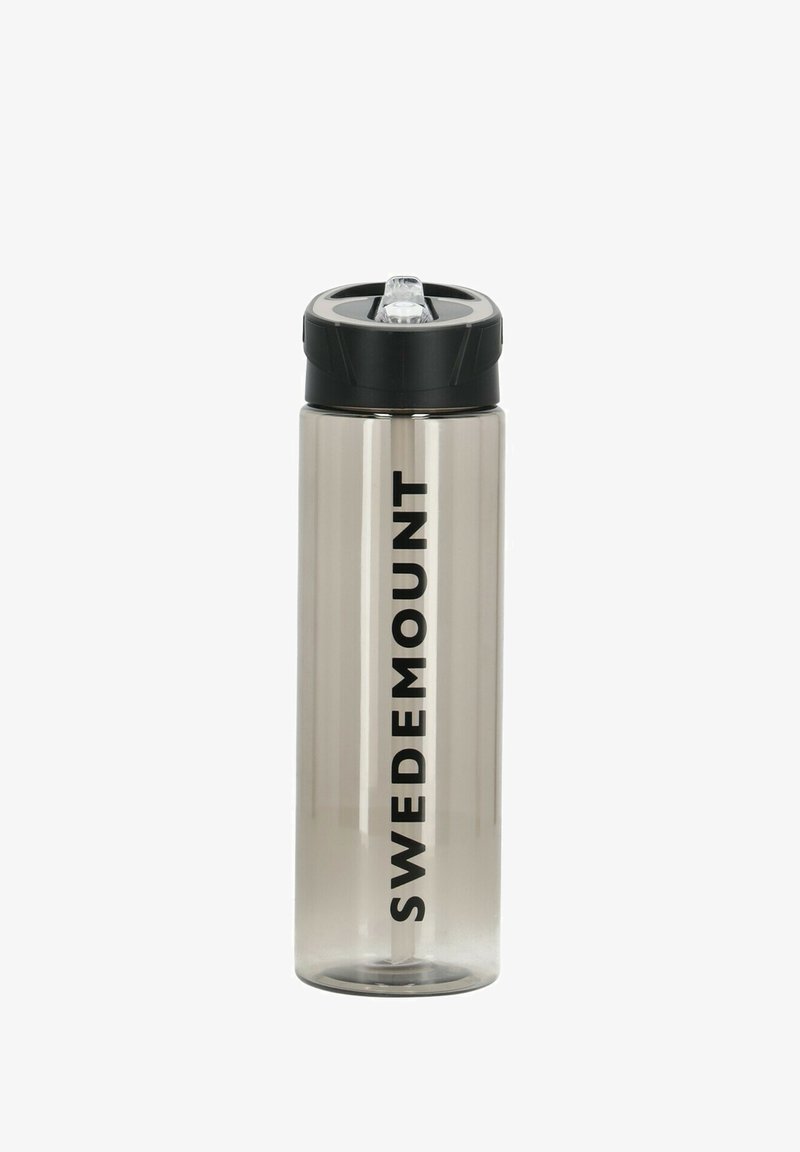 Transparente graue Wasserflasche mit schwarzem Deckel, ausgestattet mit einem Klappverschluss und einem auffälligen "SWEDEMOUNT"-Logo in fetter Schrift auf der Seite.