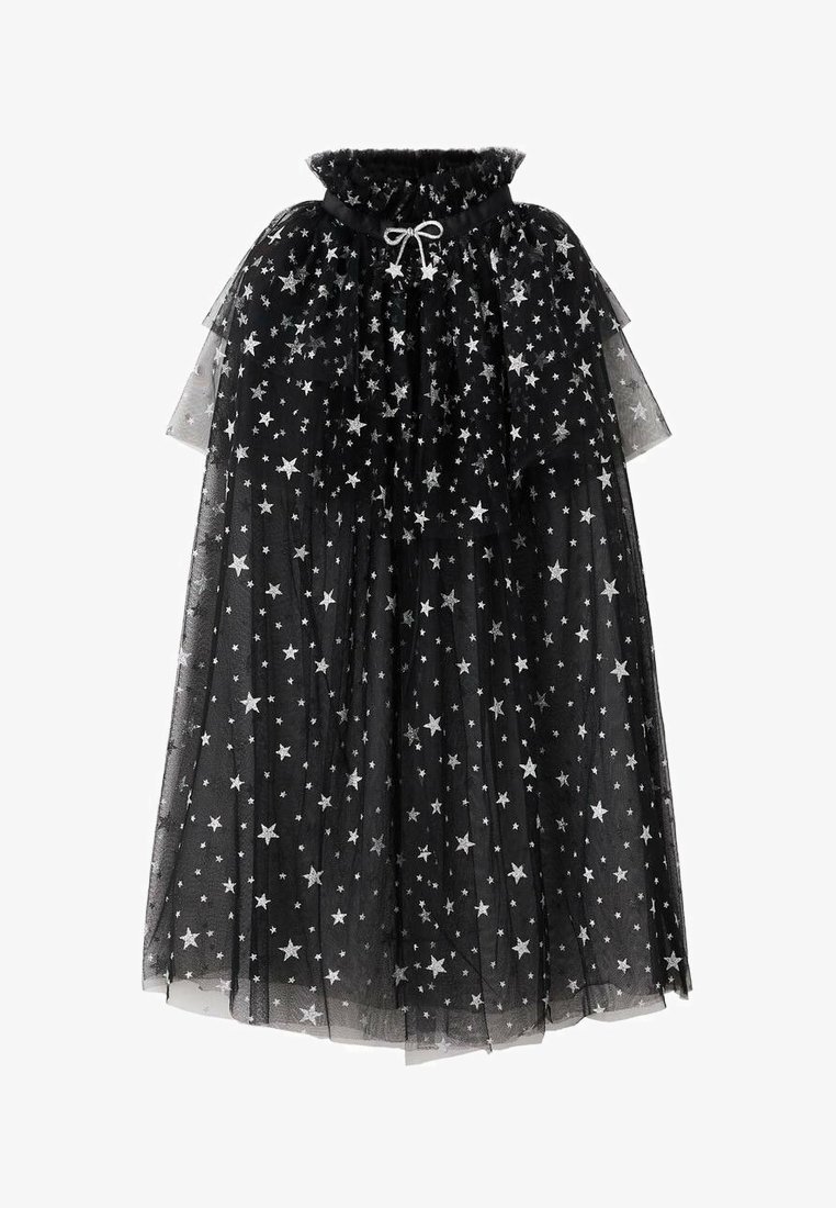 Mustat tüllikapet, jossa on kerätty kaula-aukko, koristeltu hopeisilla tähtikuosisilla, solmittava kiinnitys ja kerrokselliset volangit.