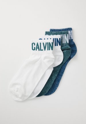 Drei Paar Socken: weiß mit grünem "CALVIN"-Logo, türkis und dunkel-türkis mit strukturierten Designs. Baumwollmischung, knöchellang, weiche Oberfläche.