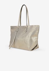 Bolso tote metálico dorado con dos asas, textura suave, forma rectangular, con un ligero brillo y detalles de costura mínimos.