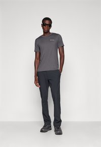 Columbia KWICK HIKE™ BACK GRAPHIC SS TEE - Sporta krekli - black heather