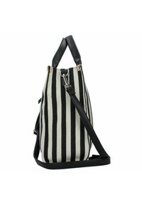 Borsa a strisce con motivo a spina di pesce bianco e nero, con dettagli in pelle, doppi manici superiori e una tracolla regolabile.