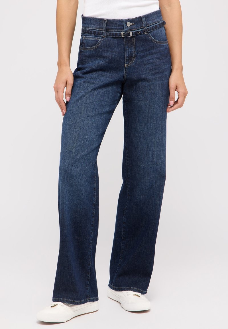 Dunkelblaue weite Jeans aus Denim, mit einem klassischen Fünf-Taschen-Design, Gürtelschlaufen und einer subtilen, ausgewaschenen Textur.