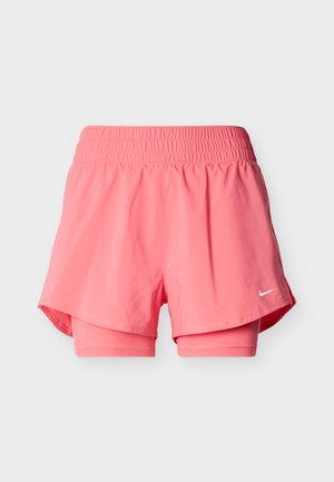 Ρόζ αθλητικό σορτς με ενσωματωμένο συμπιεστικό στρώμα, ελαστική μέση και μικρό λευκό λογότυπο Nike στην κάτω δεξιά πλευρά.