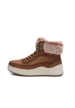 Stivaletto in suede marrone con colletto in pelliccia sintetica, suola intermedia beige e occhielli in metallo per i lacci. Punta rotonda e superfici testurizzate.