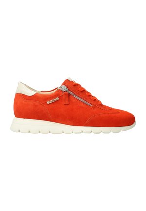 Baskets en daim orange vif avec semelle blanche et détail au talon, fermeture éclair latérale, lacets sur le devant et étiquette de marque sur le côté extérieur.