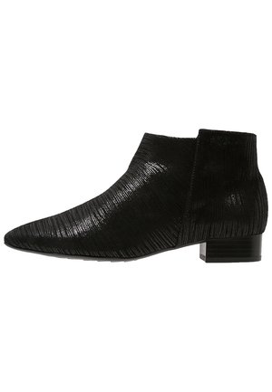 Schwarzer, strukturierter Knöchel-Stiefel mit niedrigem Blockabsatz und spitzer Zehenpartie, zum Hineinschlüpfen mit elastischen Seitenteilen für besseren Sitz.