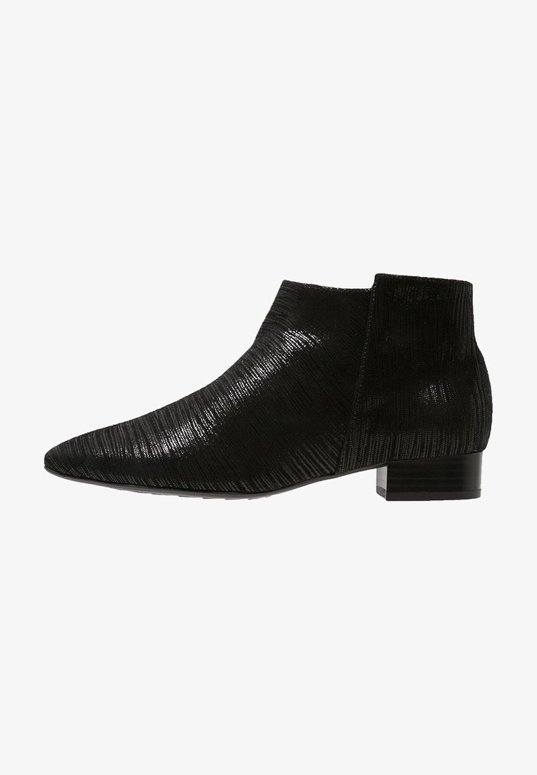 Bottine noire texturée avec talon bloc bas et bout pointu, style slip-on avec panneaux latéraux élastiques pour un ajustement optimal.