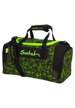 Schwarz-grüner Sporttasche mit geometrischen Mustern, gepolsterten Griffen, Schulterriemen und "Satch"-Logo auf der Seitentasche.