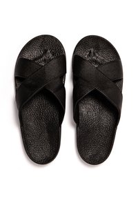 Chanclas negras con dos bandas cruzadas de material sintético texturizado, con una suela lisa y un diseño minimalista.