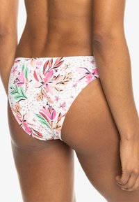 Bikini-Unterteile in Weiß mit einem bunten Blumenmuster in Pink und Grün; glatte Textur, moderate Abdeckung und eine taillierte Passform.