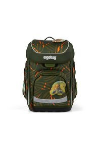 Mochila verde con un patrón de rayas de tigre naranjas, bolsillo frontal con gráfico de león, tira reflectante y asa superior acolchada.