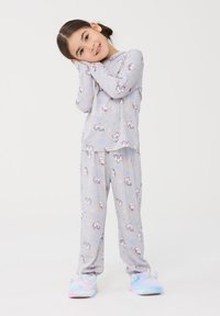 Szary komplet piżamowy z długimi rękawami i spodniami, z wzorami jednorożców i gwiazdek. Materiał jest miękki, w pastelowych kolorach i wygodnym kroju.