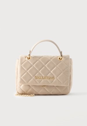 Beigefarbene, gesteppte Valentino-Handtasche mit goldenem Kettenriemen und Henkel, goldenes Logo auf der Frontklappe, vor hellem, einfarbigem Hintergrund.